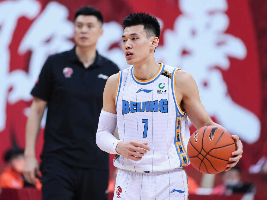 拜仁官宣：穆西亚拉迈出复出关键一步，恢复跑步训练